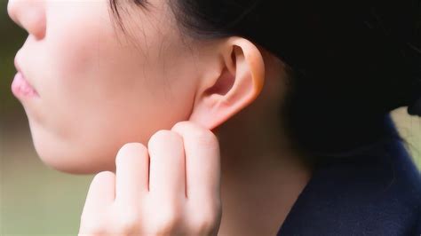 右耳朵痒是什么征兆 青山綠水對聯